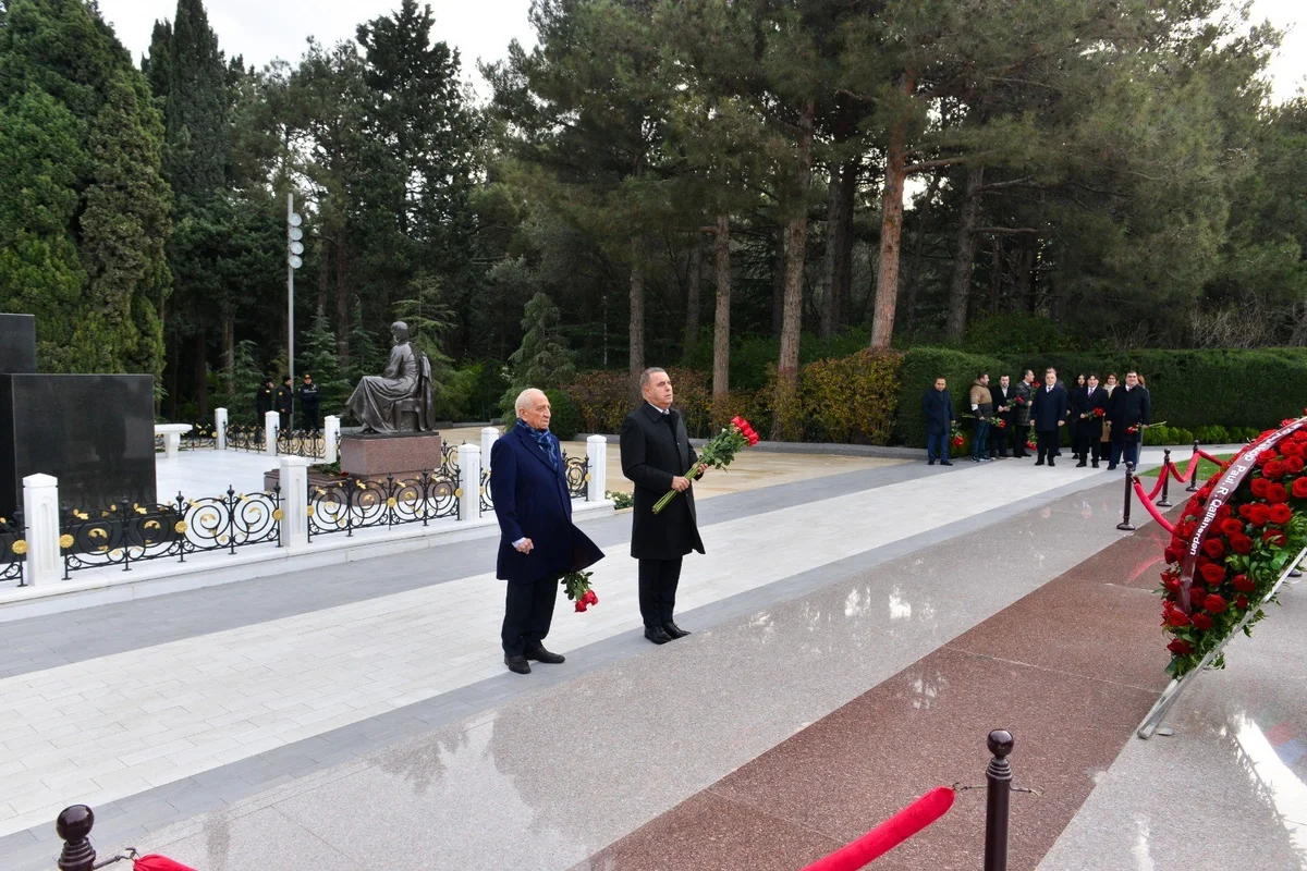 Şahmat federasiyasının rəhbərliyi Heydər Əliyevin məzarını ziyarət edib FOTO İdman və Biz