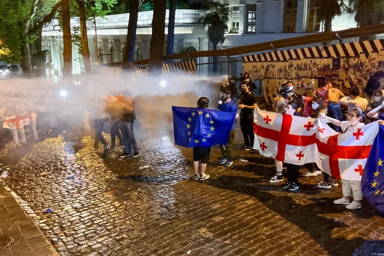 Tiflisdə QərbRusiya savaşı: nə “Gürcü Arzusu” geri çəkilir, nə müxalifət