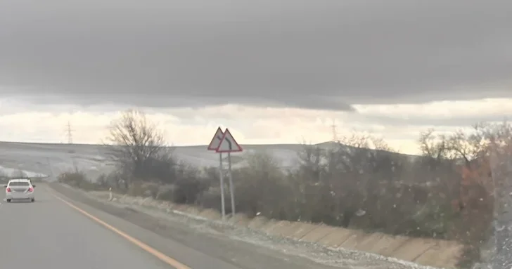 Дублирующие дорожные знаки на трассе Баку Шамахы вызвали вопросы у водителей