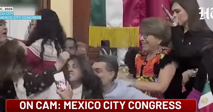 Parlamentdə dava düşdü, qadın deputatlar saçyolduya çıxdı