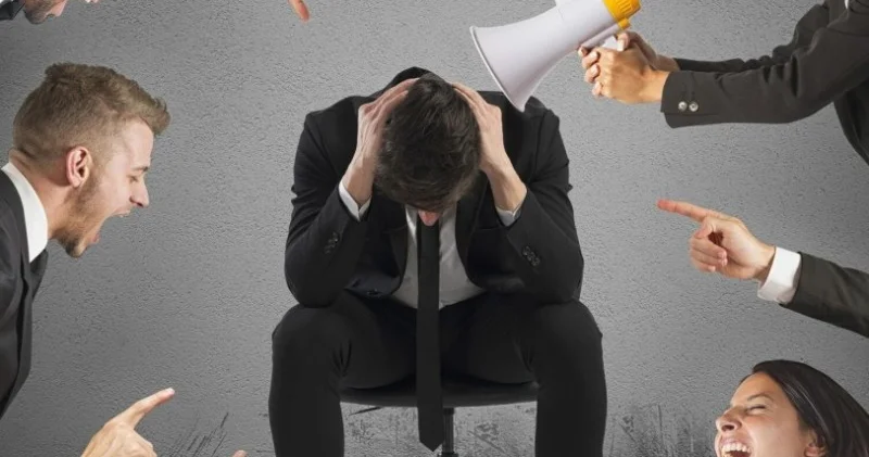 Əsəbi cəmiyyət: Küçədə aqressiya, işdə gərginlik... Niyə rahatlıq tapa bilmirik?