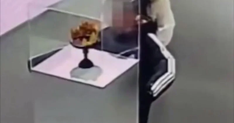 Школьник случайно уронил золотую корону в пекинском музее ВИДЕО