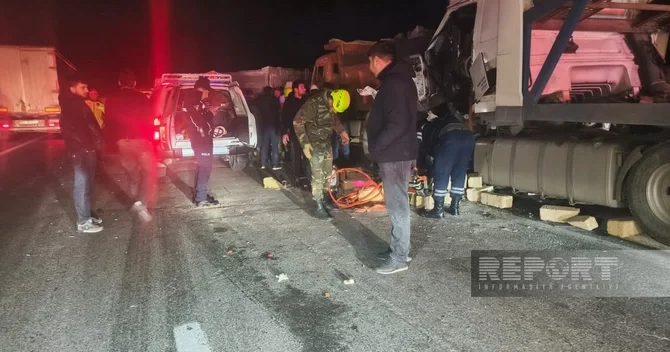 Azərbaycanda ağır yol QƏASI: İki yük maşını toqquşdu, sürücülərdən biri öldü
