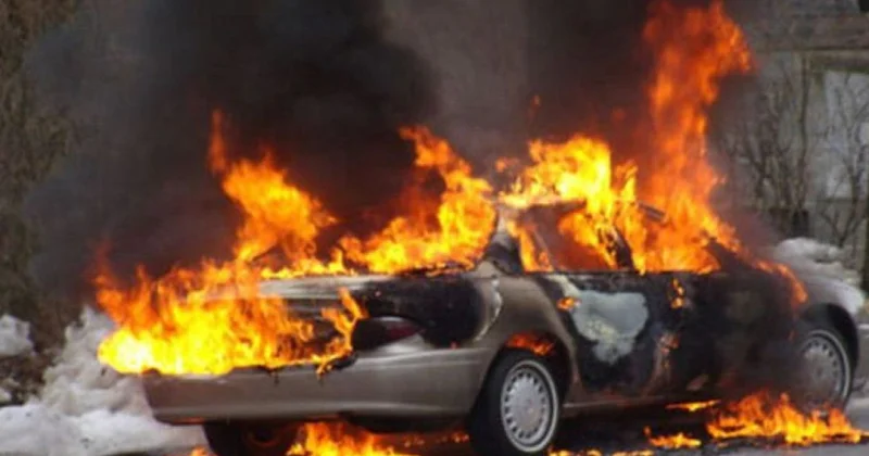 Bakının mərkəzində bahalı avtomobil BELƏ YANDI KONKRET