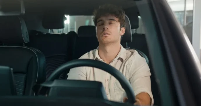 Elektromobildə uzun müddət yol gedənlərdə niyə ürəkbulanma yaranır? Ekspertlər AÇIQLADI