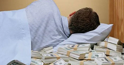 Azərbaycanda “yastıq altında“ olan 10 milyard dollar Bu pul kimlərin evindədir?