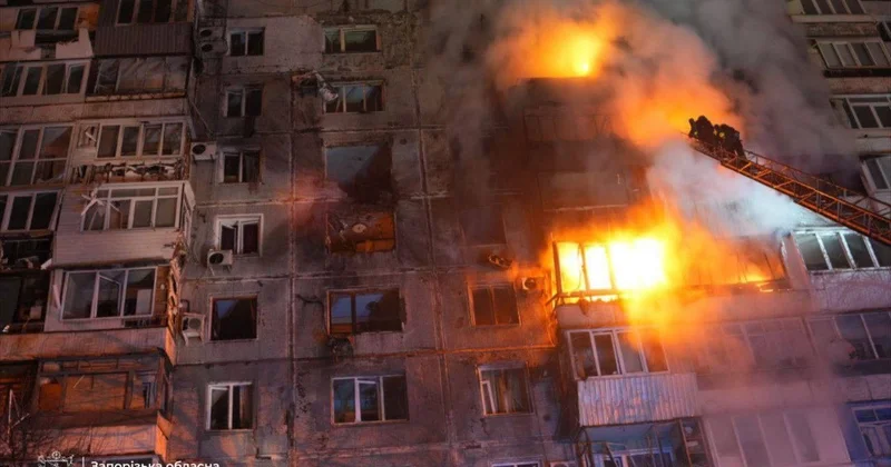 Россия ударила шахедами по жилому дому ФОТО