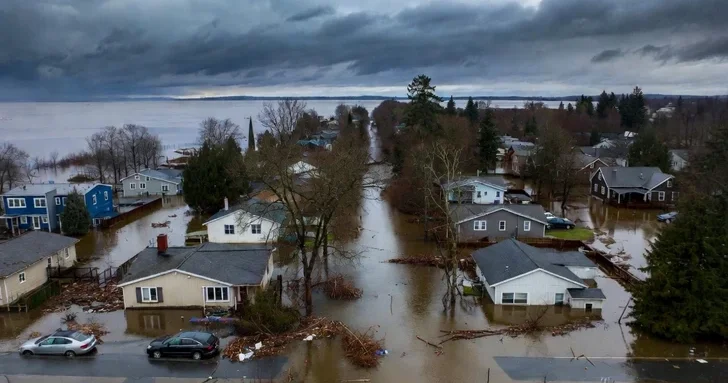 Прорыв дамбы в США: десятки тысяч жителей Вашингтона в зоне смертельной опасности