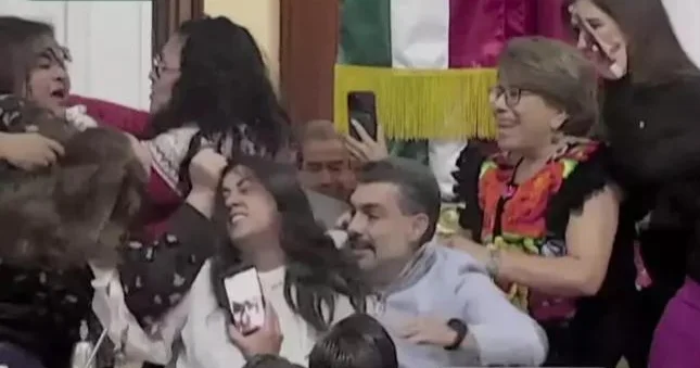 Meksika parlamentində saçyoldu