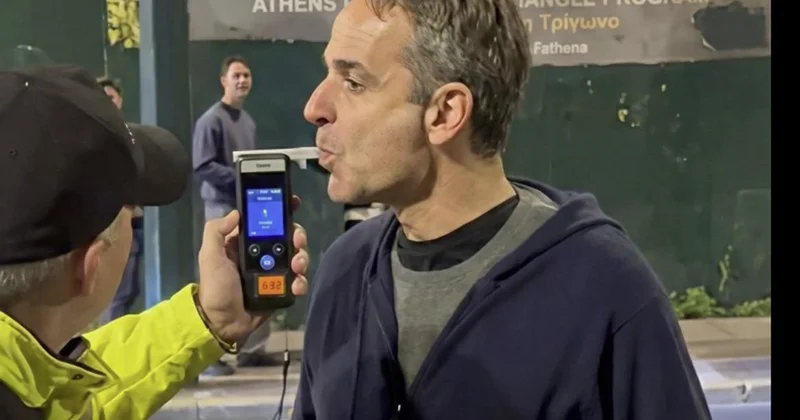 Mitsotakisi saxlayıb alkotestdən keçirdilər Foto