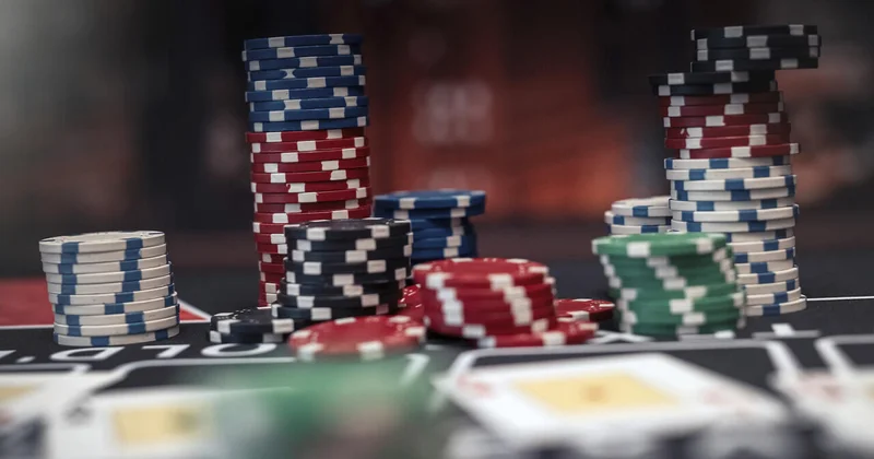 Мужчина подал в суд на казино, проснувшись в наручниках с долгом $75 тыс.