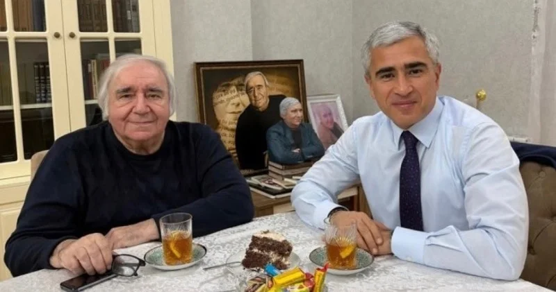 Anar Ələkbərov Xalq yazıçısını evində TƏBRİK ETDİ