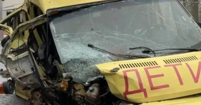 Rusiyada uşaqları daşıyan mikroavtobus qəzaya uğrayıb