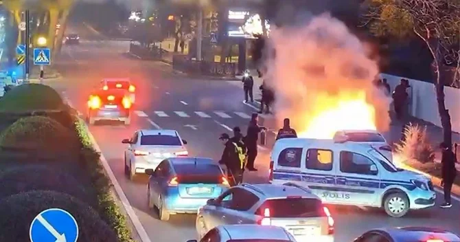 Nəsimi rayonunda avtomobil yanıb ANBAAN GÖRÜNTÜ