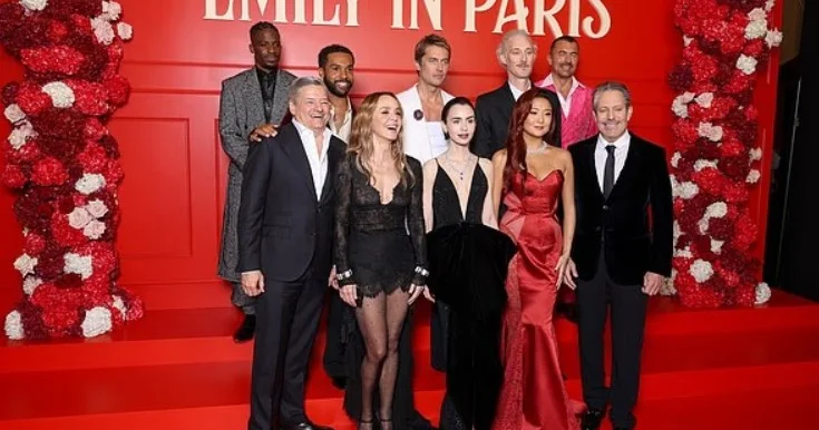 Emili Parisdə nin ulduzları qala gecəyə toplaşdılar Fotolar