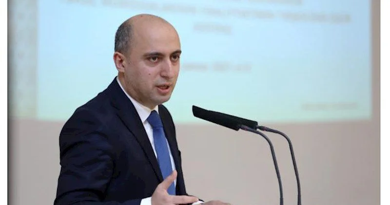 Məktəbli çantalarını yükləyən Nazirlik deyil Emin Əmrullayev