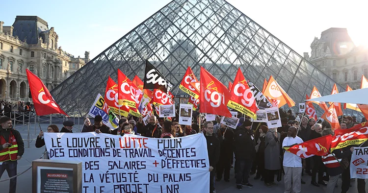 Luvr muzeyi tətilə görə bağlıdır