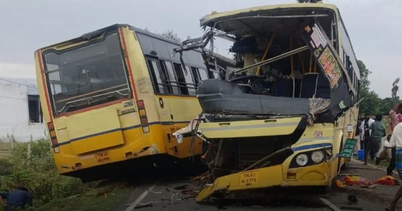 Hindistanda yeddi avtobus və üç avtomobil toqquşub