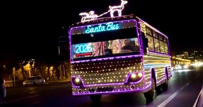 Yeni il münasibətilə bəzədilmiş “SantaBus” yenidən Bakı küçələrində VİDEO