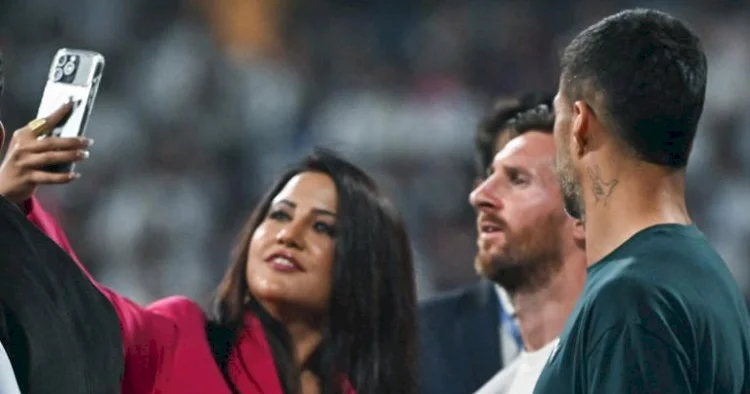 Baş nazirin arvadı Messi ilə selfini necə çəkdi? VİDEO