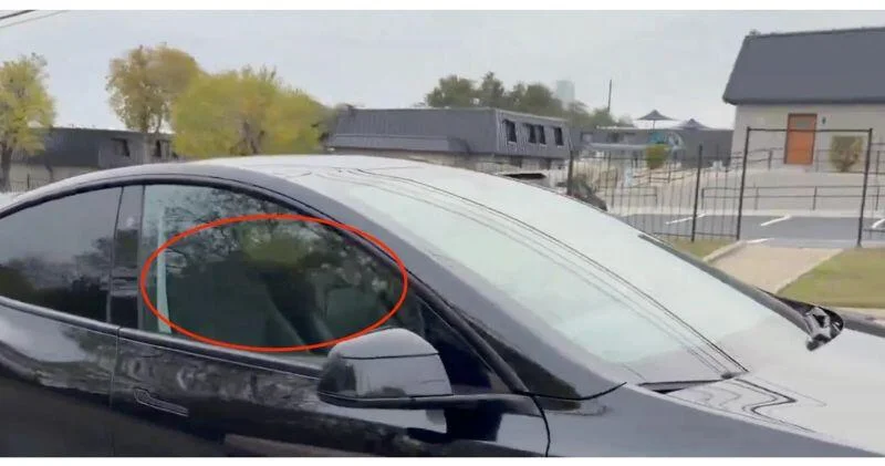 Работающее без водителя роботакси Tesla попало на видео