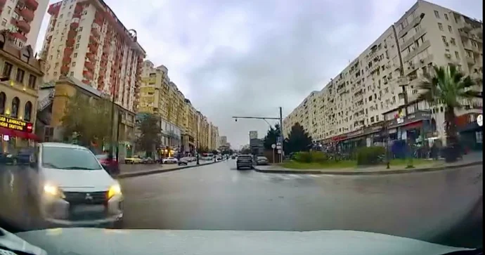 Prospektdə qayda tanımayan sürücü əks yoldan gələn avtomobili az qala vuracaqdı VİDEO