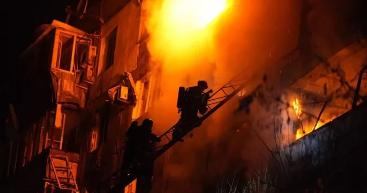 Атака дрона Шахед на Запорожскую область Украины: два человека пострадали, жилой дом в огне