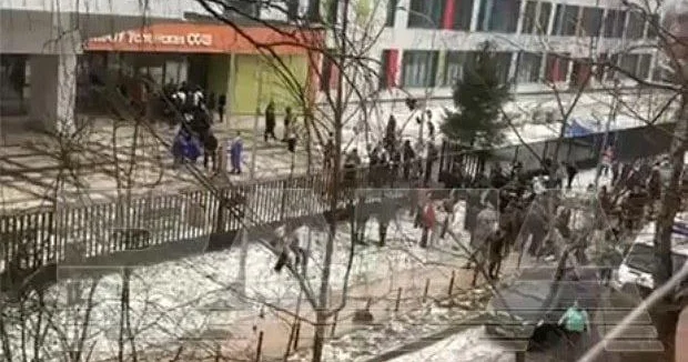 Rusiyada məktəbə hücum edən yeniyetmə 1 nəfəri öldürdü