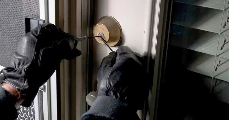 Evdən 12 min manatlıq oğurluq olub