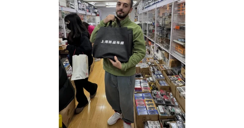 Азербайджанский блогер показал огромный выбор игрушечных авто в Шанхае ВИДЕО