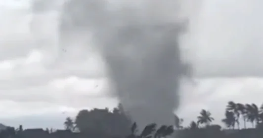 Индонезийский город пострадал от торнадо ВИДЕО