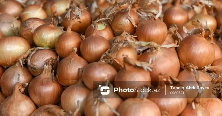 Нехватка складов и низкие цены на рынке: фермеры Товуза рискуют потерять урожай лука