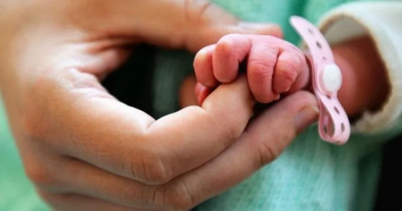 Əmək Məcəlləsinə dəyişiklik: atalara ödənişli doğum məzuniyyəti veriləcək