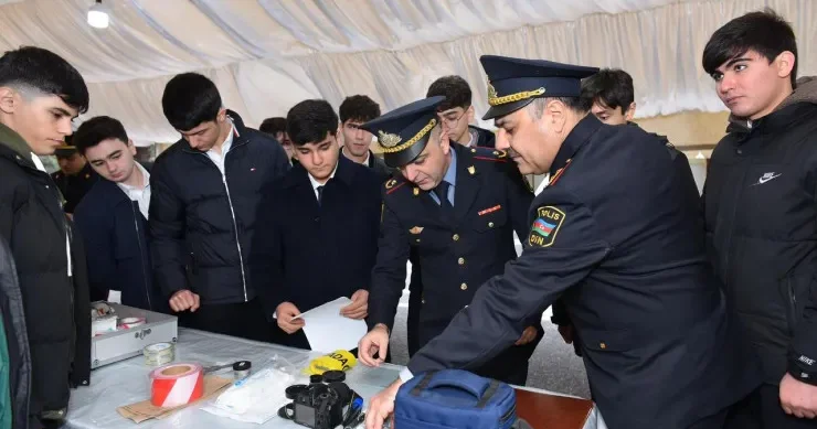 Məktəblilərlə polis bir arada VİDEO