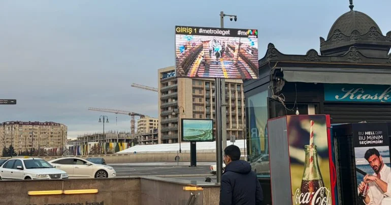 Metro çıxışında böyük monitor quraşdırılmasının səbəbi açıqlandı RƏSMİ