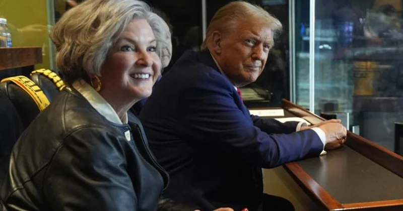 Сьюзи подставила Донни с миру по нитке голому рубашка