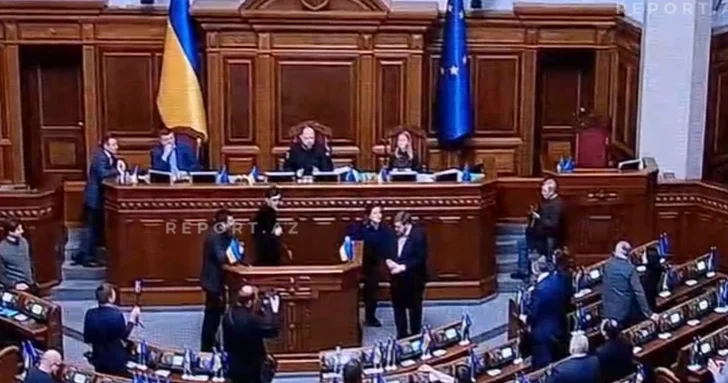 Потасовка в Верховной Раде Украины: заседание сорвано из за блокировки трибуны депутатом