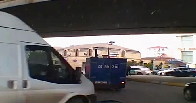 Qırmızıda yolayrıcına qəfil girən sürücü qəza riski yaratdı Baxın sonda nə oldu VİDEO