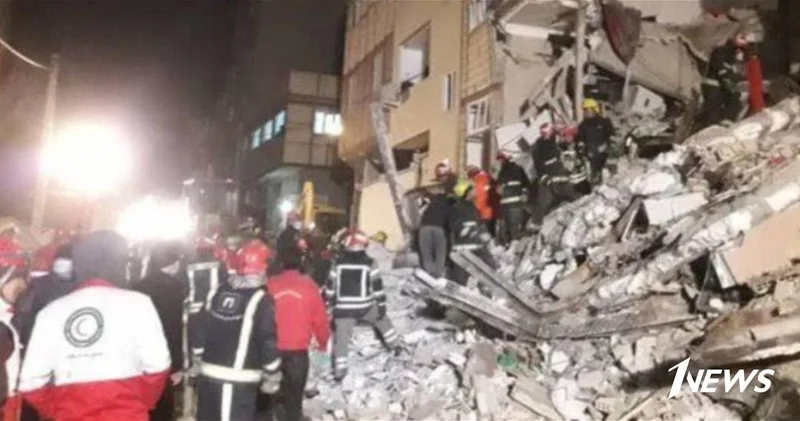 В Тегеране обрушилось жилое здание, под завалами остаются люди