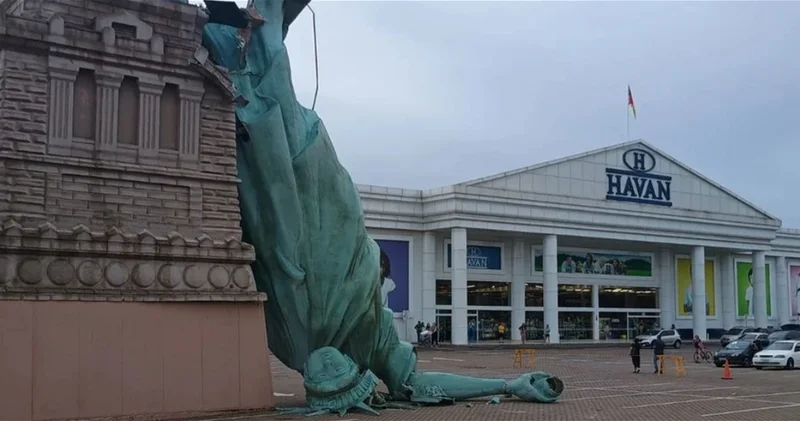 В Бразилии из за сильного ветра обрушилась копия статуи Свободы ВИДЕО