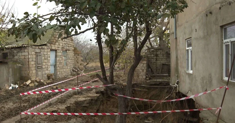 Kanalizasiya xətti üzərində tikilmiş evlərin bünövrəsi çökdü VİDEO