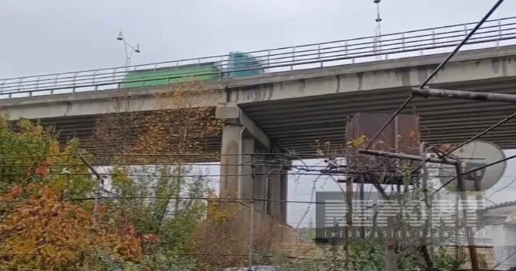 Некоторые дома вблизи моста в Шабранском районе пришли в аварийное состояние