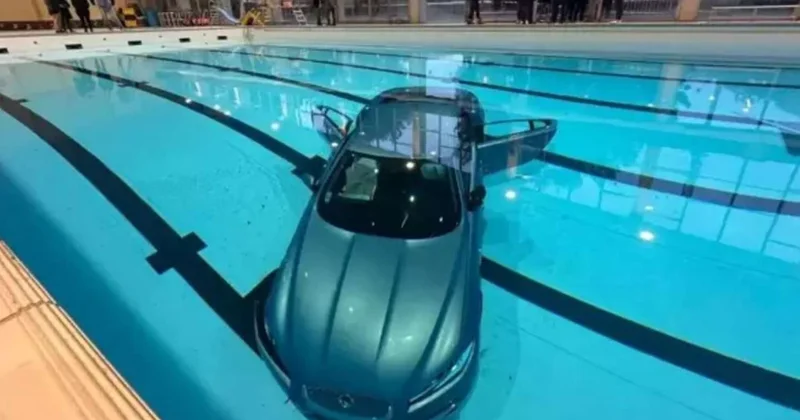 Qadın sürücü pedalları dəyişik saldı Avtomobil hovuza düşdü VİDEO