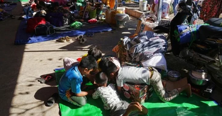 Гуманитарный кризис в Камбодже: 127 тысяч детей покинули дома из за боевых действий