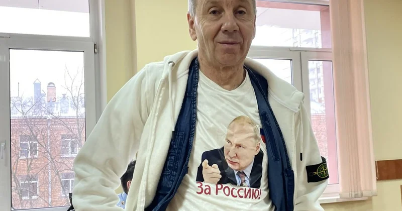 Марков добился переноса рассмотрения дела об иноагентстве и надел футболку с Путиным Minval Politika