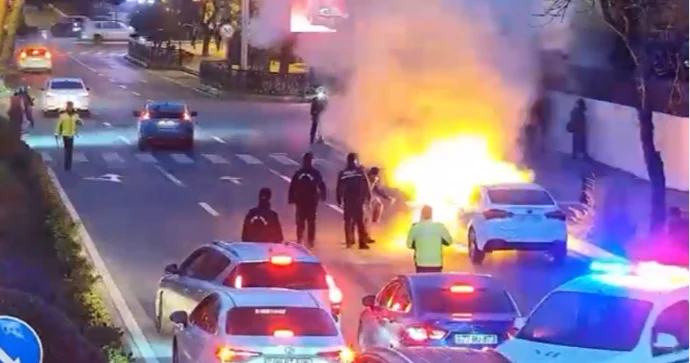 Maşın yandı; polis təhlükəsizliyi belə təmin etdi VİDEO
