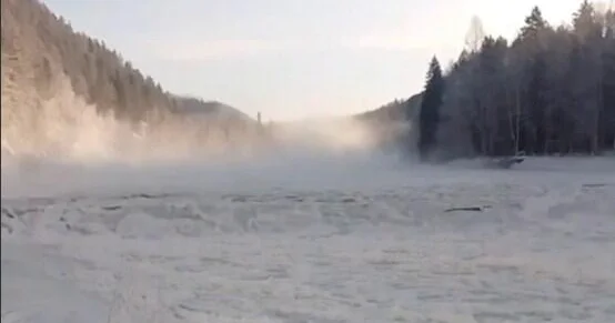 В Бурятии сняли редкое ледяное цунами на реке Турка ВИДЕО