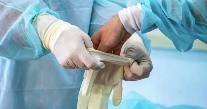 Vladivostokda 46 yaşlı qadından futbol topu böyüklüyündə yumurtalıq şişi çıxarıldı