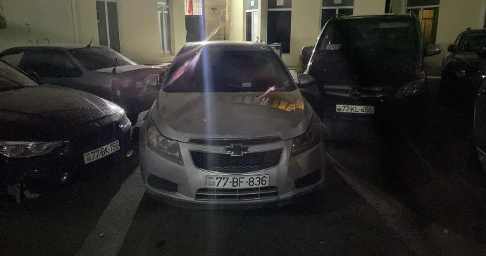 Qanunsuz park edilmiş bu maşına görə sakinlər bloka girə bilmədi VİDEO