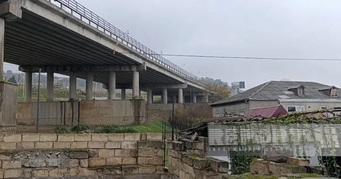 Şabran körpüsünün ətrafındakı bəzi evlər qəzalı vəziyyətə düşüb